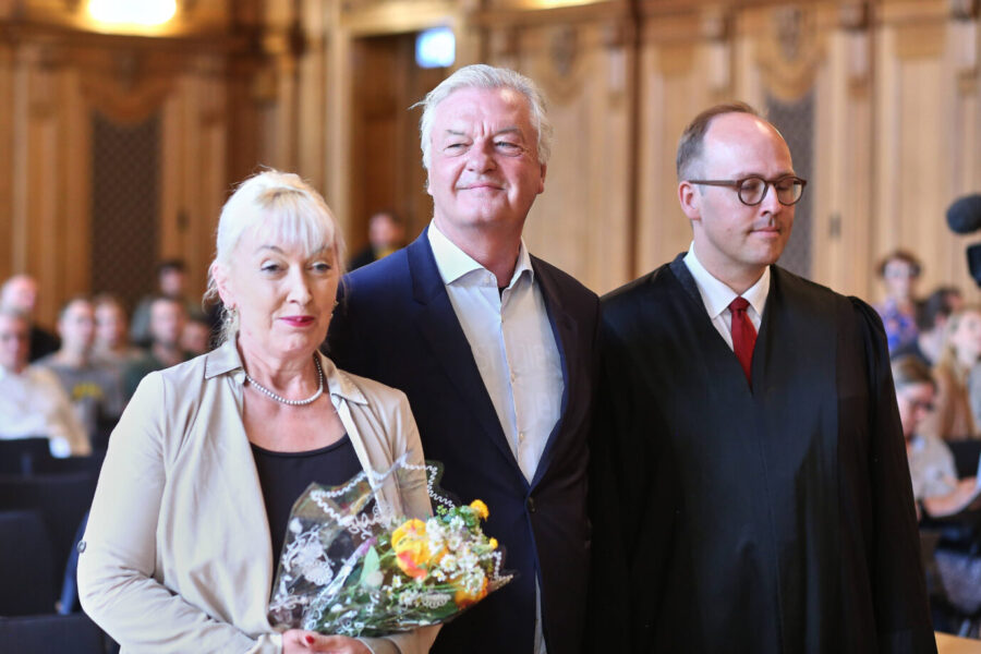 Compact-Herausgeber Jürgen Elsässer (m.) vor dem Bundesverwaltungsgericht: AfD sieht im Verbot der Zeitschrift einen direkten Angriff auf die „Säulen unserer Demokratie“.