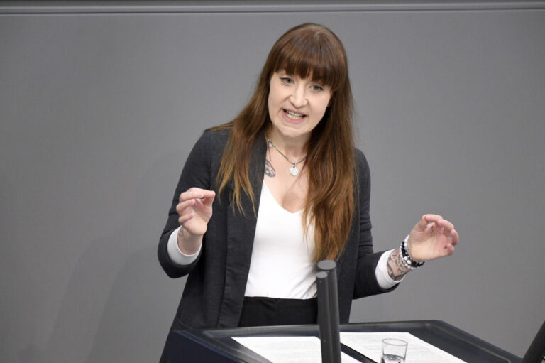 Heidi Reichinnek, Fraktionsvorsitzende der Linkspartei im Deutschen Bundestag, spricht gestikulierend am Rednerpult. Sie trägt eine schwarze Strickjacke über einem weißen Top, hat lange braune Haare mit Pony und tätowierte Unterarme. Auf dem Pult liegen Unterlagen und ein Glas Wasser. Die Aufnahme stammt aus einer Plenarsitzung im Bundestag. Linksfraktionschefin Reichinnek scheiterte bei der Wahl ins Geheimdienstgremium – und sucht die Schuld bei der Union. Foto: IMAGO / Future Image