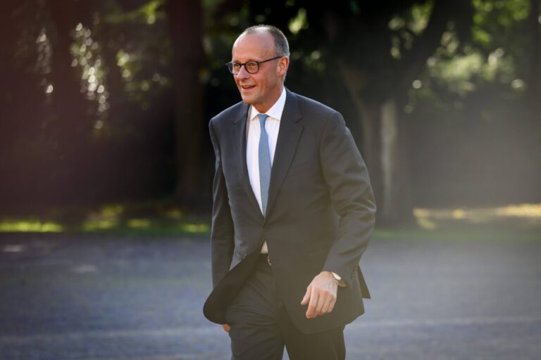Friedrich Merz, Bundeskanzler und CDU-Vorsitzender, im Anzug mit blauer Krawatte bei einem öffentlichen Auftritt im Freien. Er geht lächelnd über einen Platz, im Hintergrund Bäume und Schatten. Das Bild wurde bei Tageslicht aufgenommen. CDU-Chef Friedrich Merz baut den Vorsprung seiner Partei zur AfD aus – und verbessert sich in der Wählergunst. Foto: IMAGO / NL Beeld