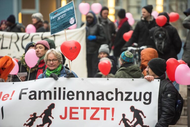 Menschen in Berlin demonstrieren für Familiennachzug. Das OVG Berlin-Brandenburg fällt ein Grundsatzurteil.