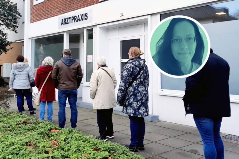 Eine Warteschlange vor einer Arztpraxis in Dortmund: Schon jetzt fehlt es an verfügbaren Terminen. Die Bürokratie macht es noch schlimmer. (Themenbild/Collage)