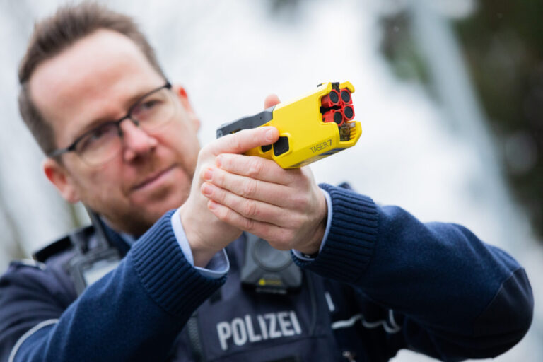 Ein Polizeibeamter demonstriert ein Taser im Trainingsmodus: Mit diesen Schockwaffen will Bundesinnenminister Alexander Dobrindt (CSU) die Bundespolizei ausstatten. Foto: picture alliance/dpa | Rolf Vennenbernd