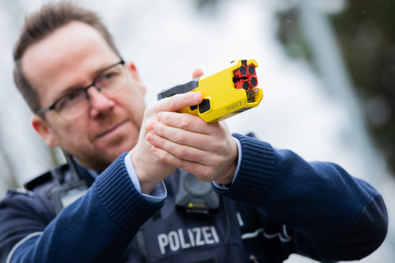 Ein Polizeibeamter demonstriert ein Taser im Trainingsmodus: Mit diesen Schockwaffen will Bundesinnenminister Alexander Dobrindt (CSU) die Bundespolizei ausstatten. Foto: picture alliance/dpa | Rolf Vennenbernd
