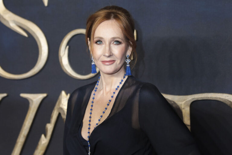 Die britische Schriftstellerin J.K. Rowling posiert in einem Abendkleid.