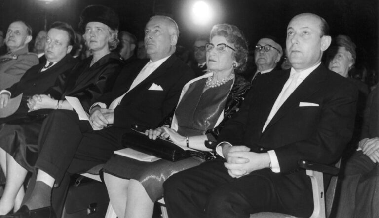 Der Zentralrat der Juden in Deutschland feiert am 27.11.1960 im Festsaal des Gemeindehauses der Jüdischen Gemeinde in Berlin sein zehnjähriges Bestehen. (R-l) Der Präsident des Zentralrates der Juden, Heinz Galinski, die SPD-Politikerin und stellvertretende Vorsitzende des Zentralrats, Jeanette Wolff, der Generalsekretär Dr. H.G. van Dam und seine Gattin, der Berliner Innensenator Joachim Lipschitz (SPD), und der Kommandant des französischen Sektors, General Jean Lacomme. [dpabilderarchiv]