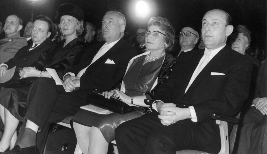 Der Zentralrat der Juden in Deutschland feiert am 27.11.1960 im Festsaal des Gemeindehauses der Jüdischen Gemeinde in Berlin sein zehnjähriges Bestehen. (R-l) Der Präsident des Zentralrates der Juden, Heinz Galinski, die SPD-Politikerin und stellvertretende Vorsitzende des Zentralrats, Jeanette Wolff, der Generalsekretär Dr. H.G. van Dam und seine Gattin, der Berliner Innensenator Joachim Lipschitz (SPD), und der Kommandant des französischen Sektors, General Jean Lacomme. [dpabilderarchiv]