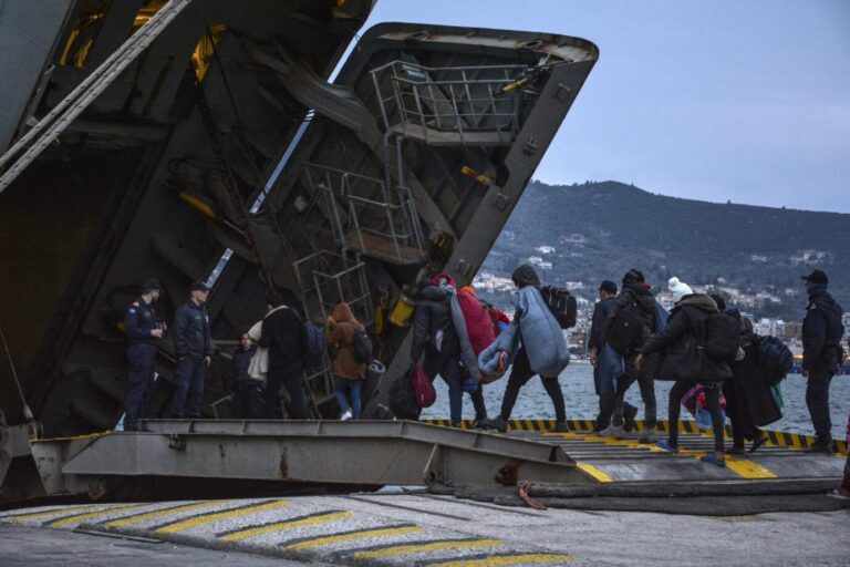 Migranten betreten ein Boot der Marine Griechenlands: Die Notunterkünfte sind voll. (Themenbild)