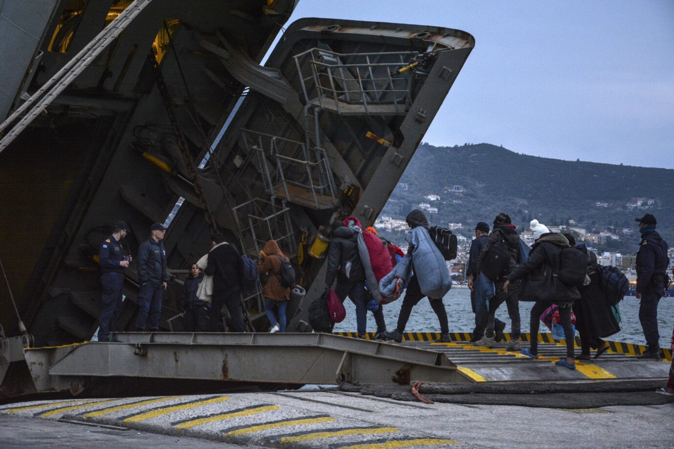Migranten betreten ein Boot der Marine Griechenlands: Die Notunterkünfte sind voll. (Themenbild)