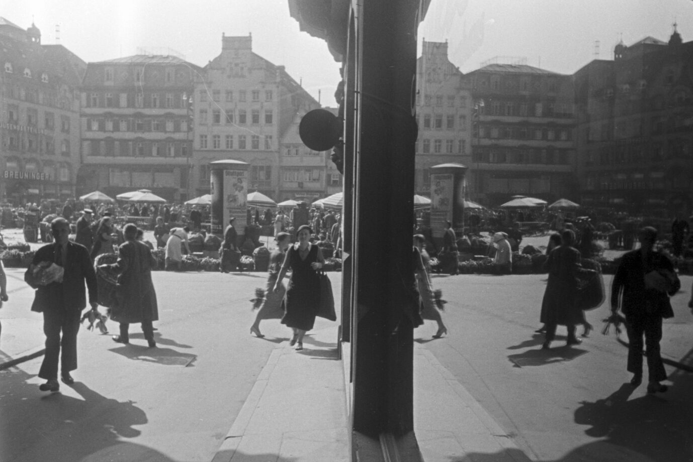 Der Alltag in der Stuttgarter Altstadt, 1930er Jahre: Auch unterm Hakenkreuz ging das Leben für viele normal weiter. Ein neues Buch untersucht, wie normale Bürger zum Krieg und zum NS-Regime standen. (Themenbild/Archivbild)