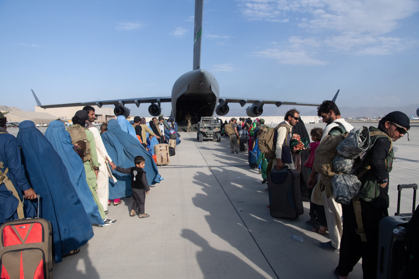 Hunderte Afghanen boarden eine C17 Globmaster. Sie reisen nach Großbritannien.