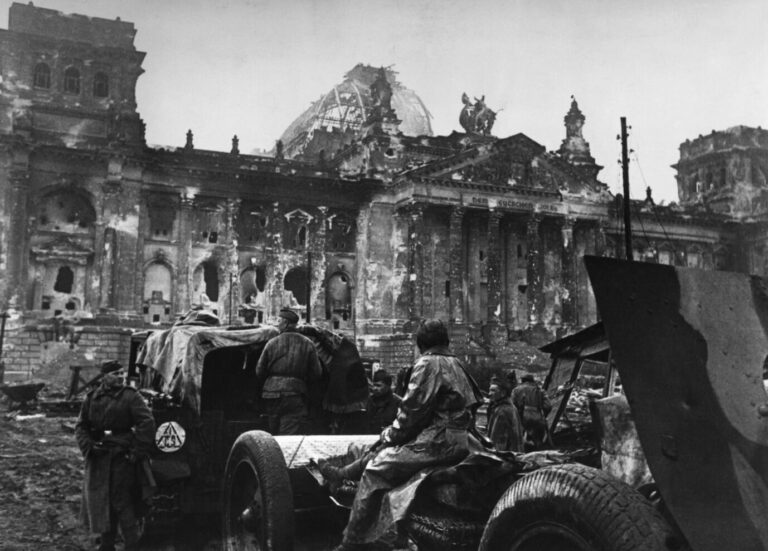 Das Bild zeigt das vom Zweiten Weltkrieg zerstörte Berlin. Margret Boveri war eine wichtige Journalistin.