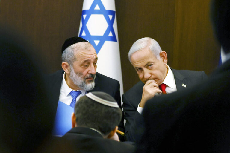 Israels Premierminister Benjamin Netanjahu und der Chef der Schass-Partei, Arje Deri