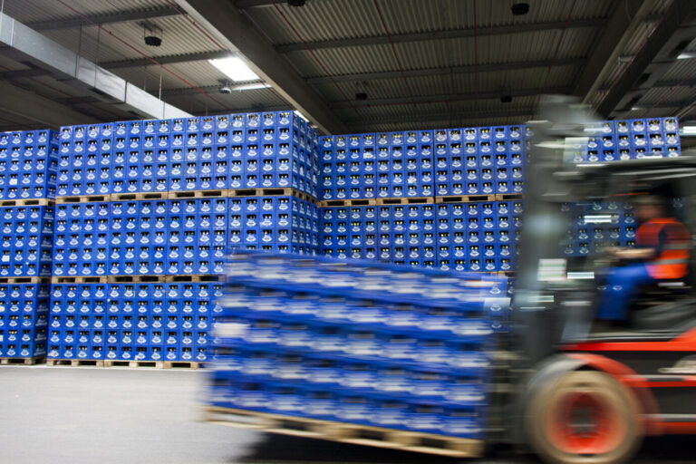 Weil die Oettinger Brauerei ihr Bier nicht merh wie früher unters Volk bringen kann, wird ein Werk dichtgemacht (Archivbild).