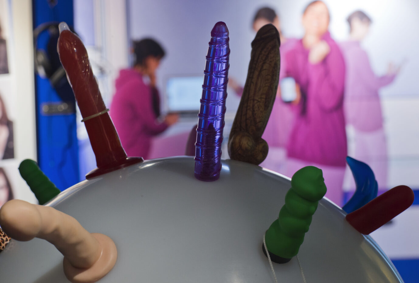 Verschieden Penisnachahmungen bei einer Wanderausstellung der Bundeszentrale für gesundheitliche Aufklärung (Symbolbild): Frühsexualisierung ist ein gigantisches Projekt an Kindern