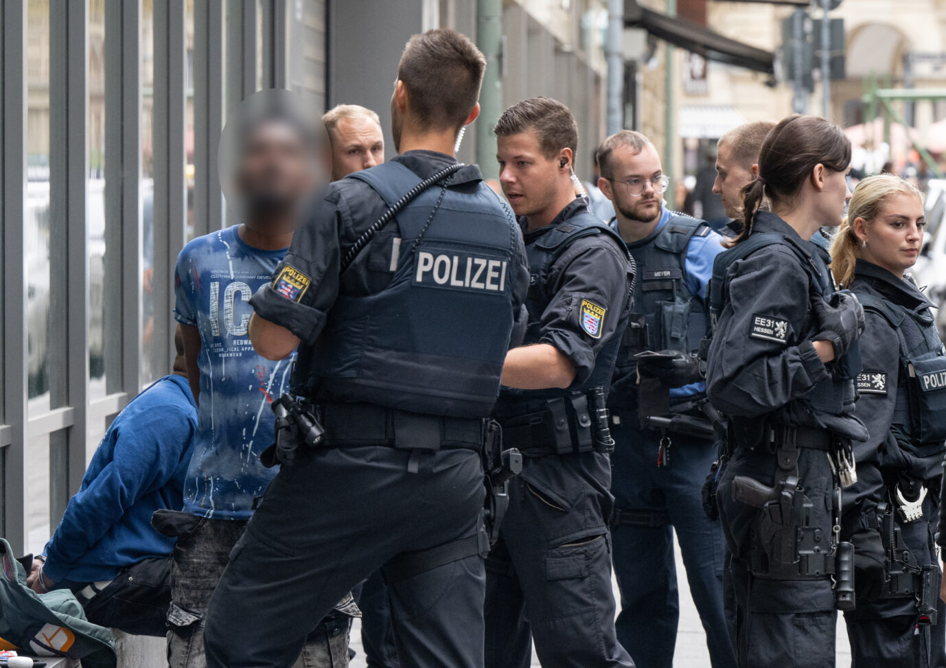 Vor allem mit jungen Migranten hat die deutsche Polizei alle Hände voll zu tun. Symbolbild: picture alliance/dpa | Boris Roessler