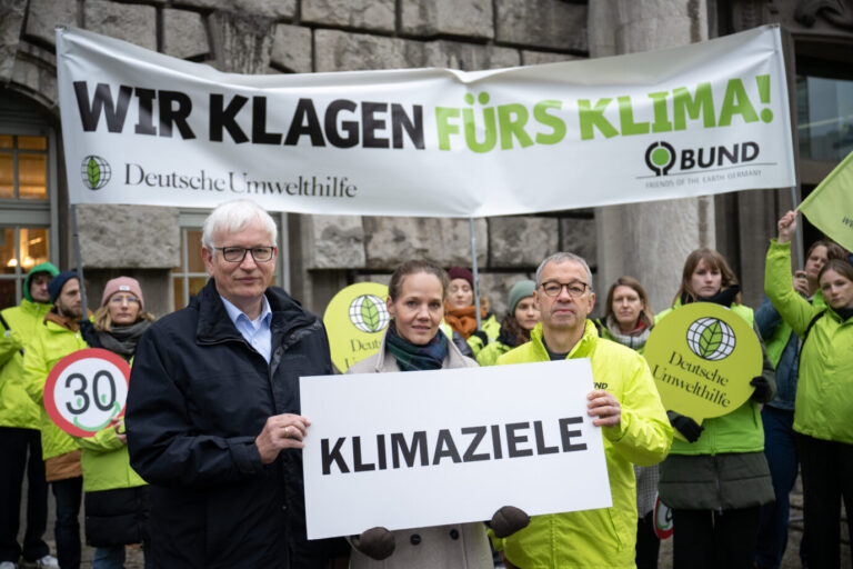 Jürgen Resch (l-r), Bundesgeschäftsführer der Deutschen Umwelthilfe (DUH), Franziska Heß, Rechtsanwältin und Prozessvertreterin, und Olaf Bandt, BUND-Vorsitzender, stehen vor einer Verhandlung vor dem Oberverwaltungsgericht zu einer Klage der Deutschen Umwelthilfe (DUH) und des Bunds für Umwelt und Naturschutz Deutschland (BUND) gegen die Bundesregierung vor dem Gerichtsgebäude. Die Kläger fordern von der Bundesregierung Sofortprogramme zur Einhaltung der im Klimaschutzgesetz festgelegten Jahresemissionsmengen in den Sektoren Gebäude und Verkehr bis 2030.