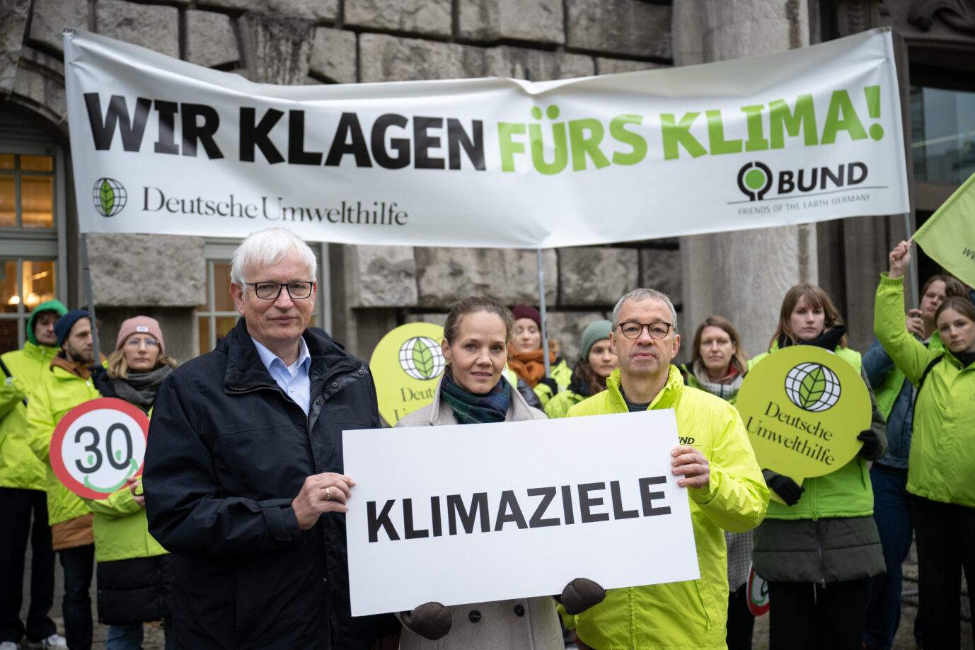 Jürgen Resch (l-r), Bundesgeschäftsführer der Deutschen Umwelthilfe (DUH), Franziska Heß, Rechtsanwältin und Prozessvertreterin, und Olaf Bandt, BUND-Vorsitzender, stehen vor einer Verhandlung vor dem Oberverwaltungsgericht zu einer Klage der Deutschen Umwelthilfe (DUH) und des Bunds für Umwelt und Naturschutz Deutschland (BUND) gegen die Bundesregierung vor dem Gerichtsgebäude. Die Kläger fordern von der Bundesregierung Sofortprogramme zur Einhaltung der im Klimaschutzgesetz festgelegten Jahresemissionsmengen in den Sektoren Gebäude und Verkehr bis 2030.