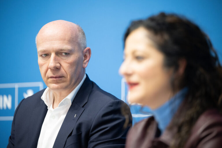 Kai Wegner (CDU), Regierender Bürgermeister von Berlin, schaut nach einer Sitzung des Berliner Senats im Roten Rathaus zu Cansel Kiziltepe (SPD), Berliner Senatorin für Arbeit, Soziales, Gleichstellung, Integration, Vielfalt und Antidiskriminierung. Der Senat hat unter anderem über die Änderung des Tempelhofer-Feld-Gesetzes und über die Einsetzung eines Sonderbeauftragten für Flüchtlingsfragen beraten.