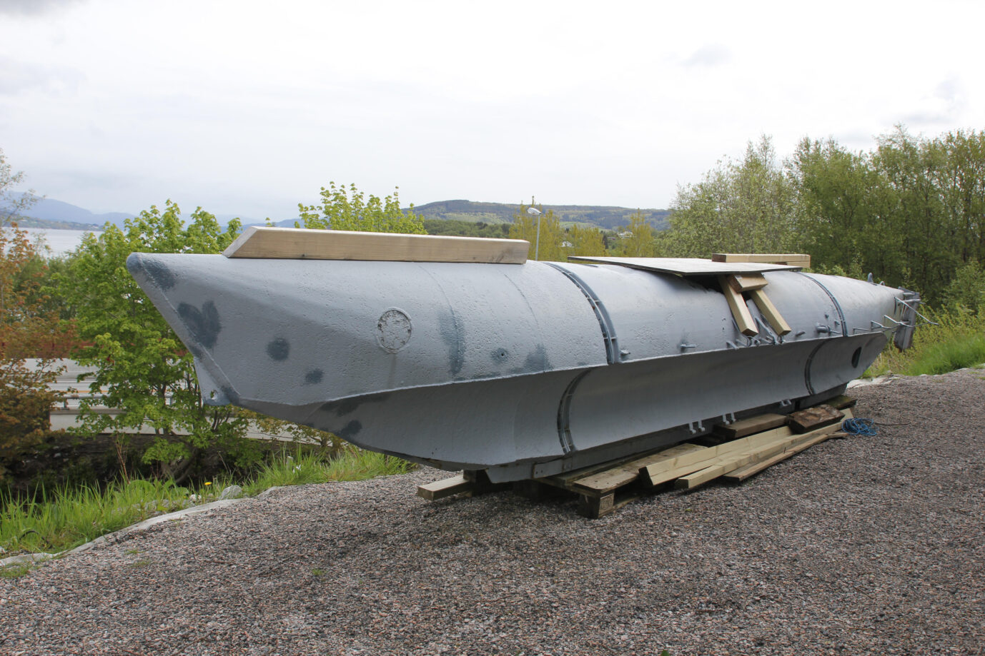 Rumpf eines Kleinst-U-Bootes vom Typ Biber steht in Norwegen am ehemaligen Atlantikwall.