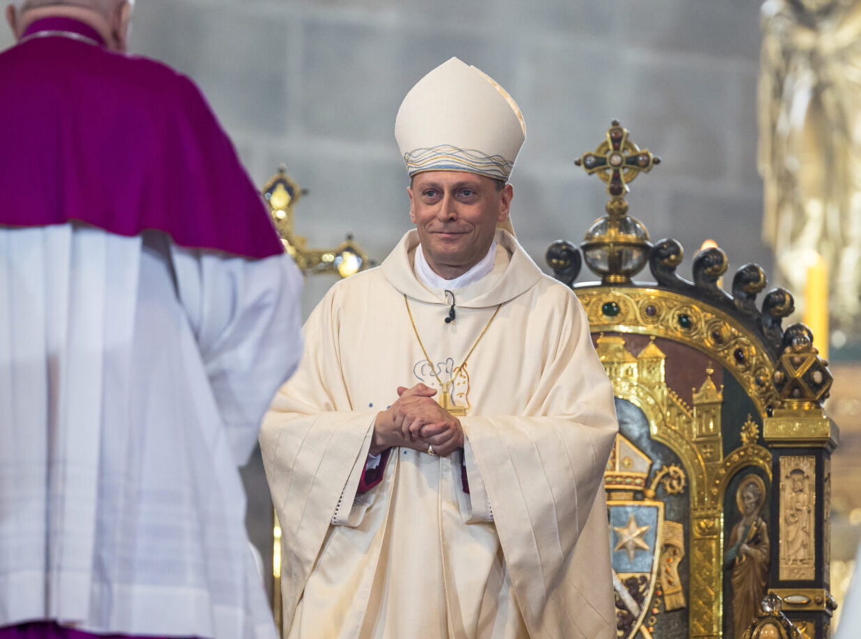 Der Erzbischof von Bamberg, Herwig Gössl: „Es ist klar, daß die inhaltliche Position der katholischen Kirche zu der von Frau Brosius-Gersdorf in völliger konträrer Position steht“