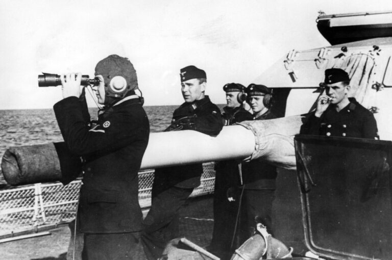 Deutsche Marinesoldaten beobachten den Ärmelkanal während der Vorbereitungen zum "Unternehmen Seelöwe".
