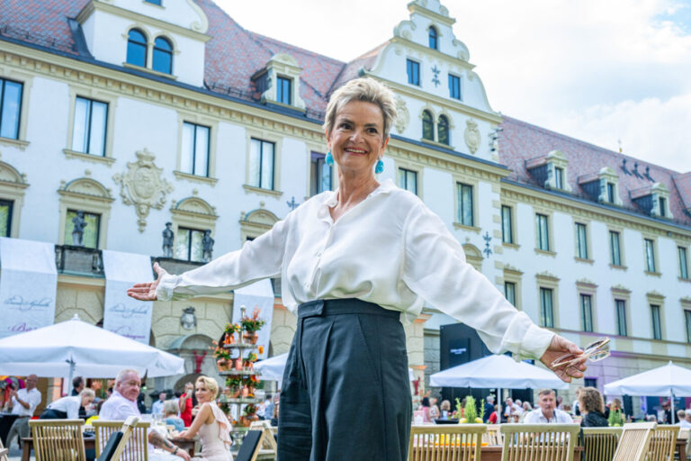 „Meine Freundin Alice Weidel“: Gloria Fürstin von Thurn und Taxis vor ihrem Fürstenschloß St. Emmeram.