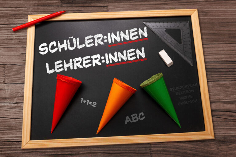 Eine Schultafel mit den Worten Schülerinnen und Lehrerinnen. Gendersprache im Unterricht an deutschen Schulen Konzept. FOTOMONTAGE