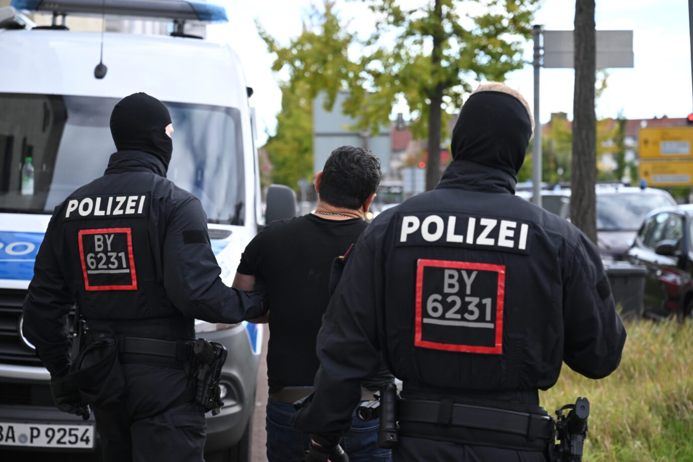Ein Polizeieinsatz gegen eine georgische Diebesbande: Vor allem solche Einsätze dürfte die neue Razzien-Empfehlung des Berliner LKA betreffen. (Themenbild)