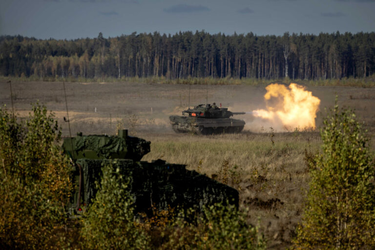2024-10-16 12:50:33 PABRABE - SchieÃ?Ã_bungen mit Leopard-Panzern, CV90-Infanteriefahrzeugen und gepanzerten Radfahrzeugen vom Typ Boxer wÃ_hrend einer internationalen VerteidigungsÃ_bung in Litauen. Das niederlÃ_ndische MilitÃ_r ist in Litauen, um die Ostflanke der NATO gegen Russland zu verteidigen. ANP ROBIN VAN LONKHUIJSEN