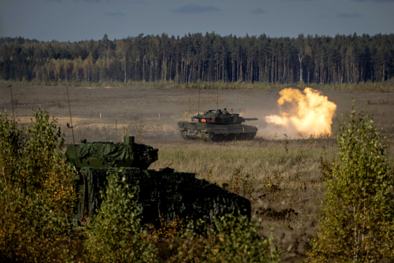 2024-10-16 12:50:33 PABRABE - SchieÃ?Ã_bungen mit Leopard-Panzern, CV90-Infanteriefahrzeugen und gepanzerten Radfahrzeugen vom Typ Boxer wÃ_hrend einer internationalen VerteidigungsÃ_bung in Litauen. Das niederlÃ_ndische MilitÃ_r ist in Litauen, um die Ostflanke der NATO gegen Russland zu verteidigen. ANP ROBIN VAN LONKHUIJSEN