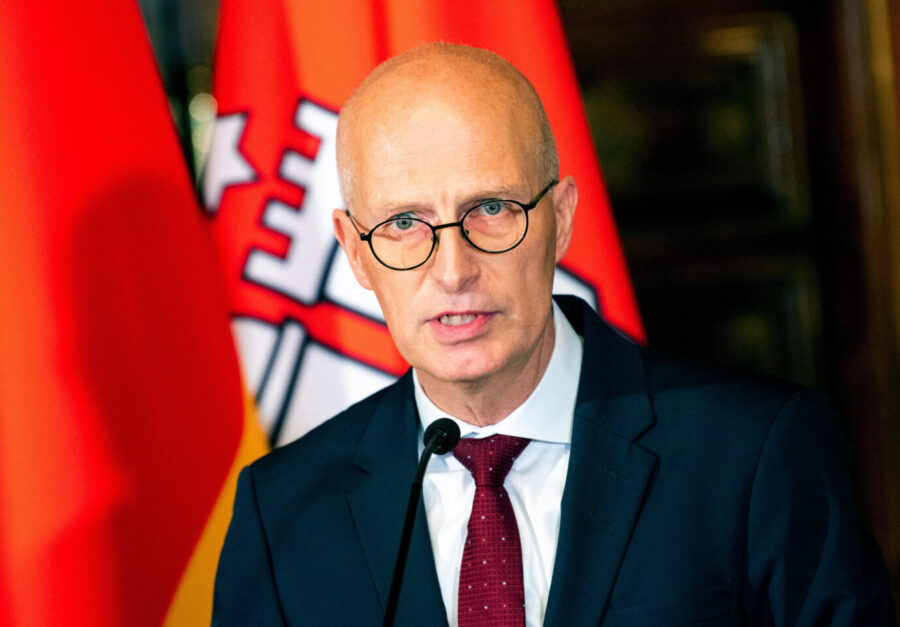 Hamburgs Bürgermeister Tschentscher macht seinem Berliner Amtskollegen Wegner schwere Vorwürfe. Fotos: picture alliance/dpa | Daniel Bockwoldt /