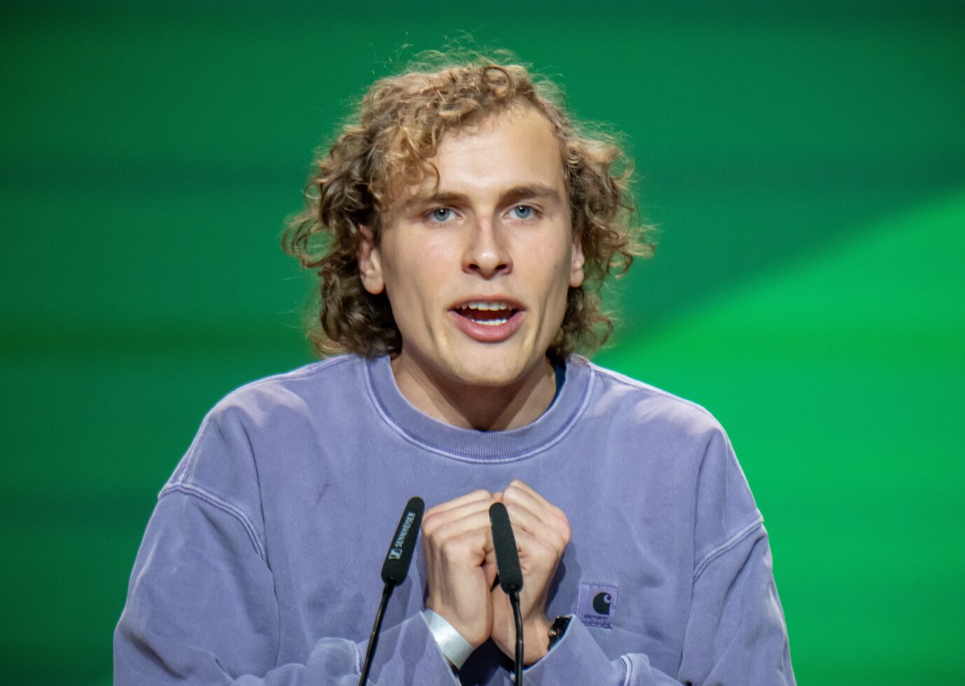 Jakob Blasel, Co-Vorsitzender der Grünen Jugend, spricht bei der Bundesdelegiertenkonferenz der Grünen. Beim dreitägigen Parteitag von Bündnis90/Die Grünen soll ein neuer Bundesvorstand gewählt und Wirtschaftsminister Habeck zum Spitzenkandidat für die Bundestagswahl 2025 bestimmt werden.