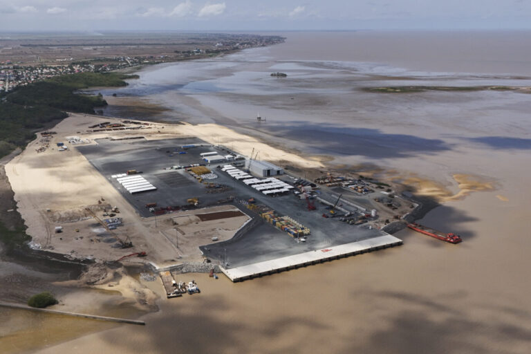 Der Wirtschaftsaufschwung durch die Ölvorkommen läßt in Guyana neue Häfen wie hier bei Georgetown entstehen.