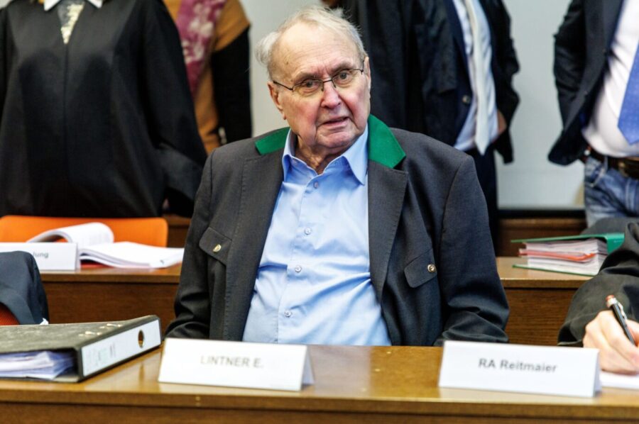 Der Ex-CSU-Abgeordnete Eduard Lintner auf der Anklagebank in München.