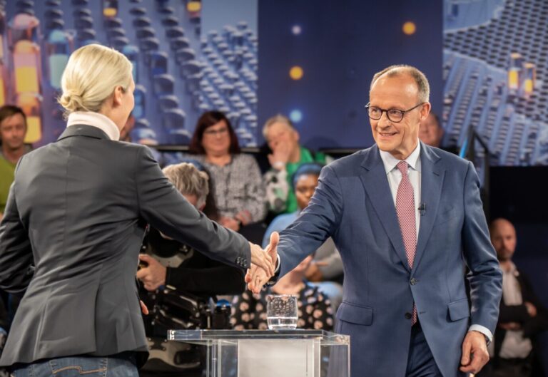 Der heutige Bundeskanzler Friedrich Merz (CDU) schüttelt der AfD-Chefin Alice Weidel die Hand vor der Fernsehdebatte: Fast jeder fünfte Unionswähler will die AfD an der Regierung. (Themenbild)