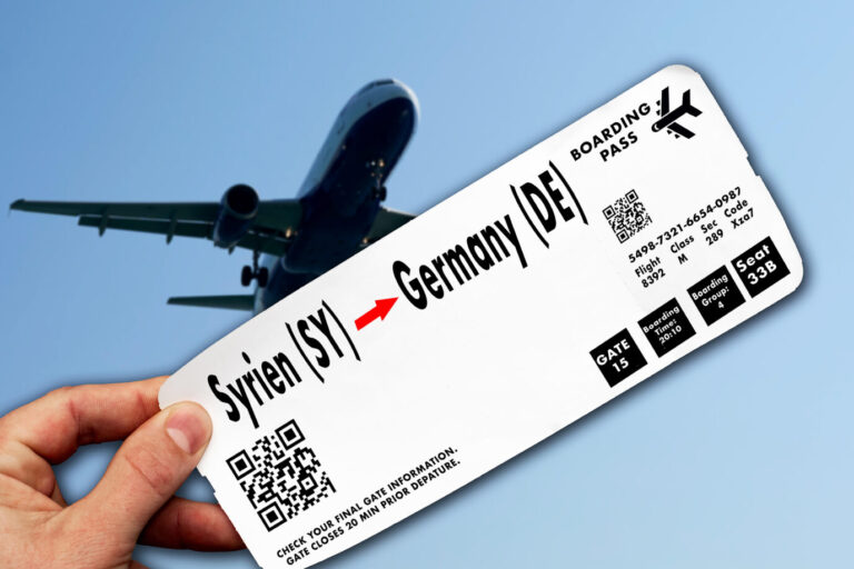 FOTOMONTAGE, ein Flugticket mit der Route Syrien nach Deutschland, während ein Flugzeug am Himmel fliegt. Das Bild steht für die organisierte Aufnahme von SyrernFlüchtlinge per Luftbrücke und die humanitäre Hilfe Deutschlands.