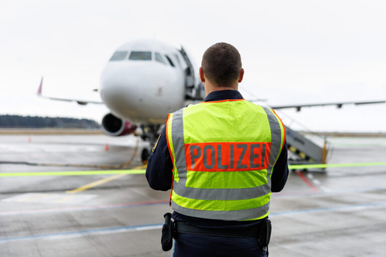 Migranten. Die Polizei wünscht sich im Kampf gegen illegale Migration auf Flughäfen mehr Befugnisse. Symbolbild: picture alliance/dpa | Matthias Balk