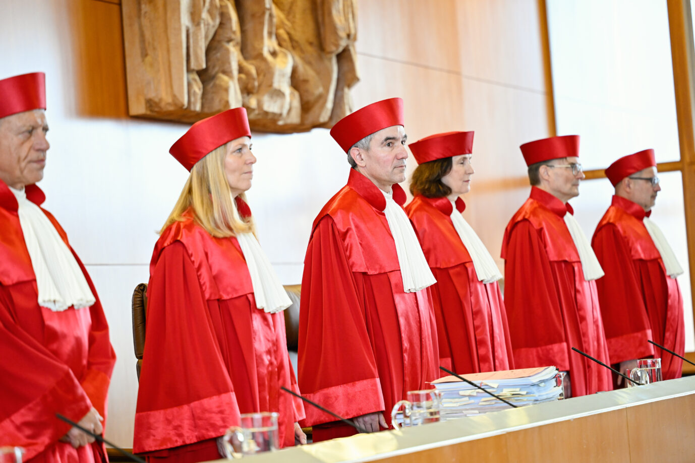 Josef Christ (l-r), Miriam Meßling, der Vorsitzende Stephan Harbarth, Yvonne Ott, Henning Radtke und Heinrich Amadeus Wolff vom Erste Senat des Bundesverfassungsgerichts stehen im Verhandlungssaal des Bundesverfassungsgerichts. Das Bundesverfassungsgericht verhandelt über eine Altersgrenze für Notare.