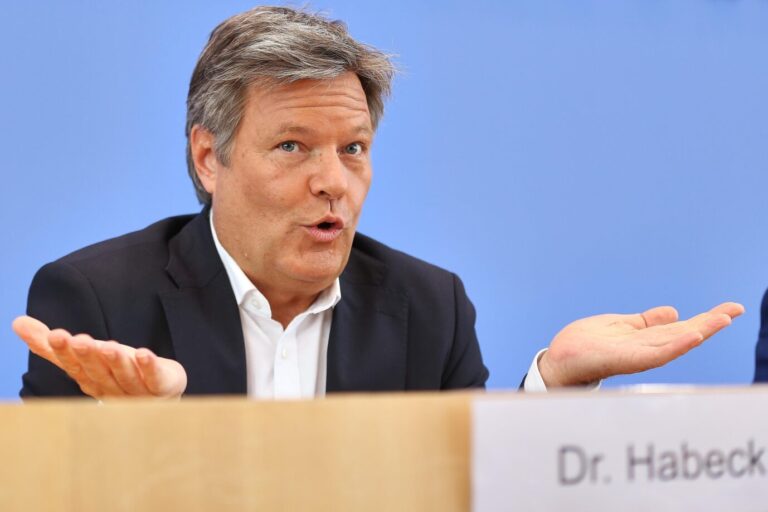 Mit der Intel-Fabrik in Magdeburg kracht auch sein zweites „Wirtschaftswunder“-Projekt: Ex-Minister Robert Habeck.