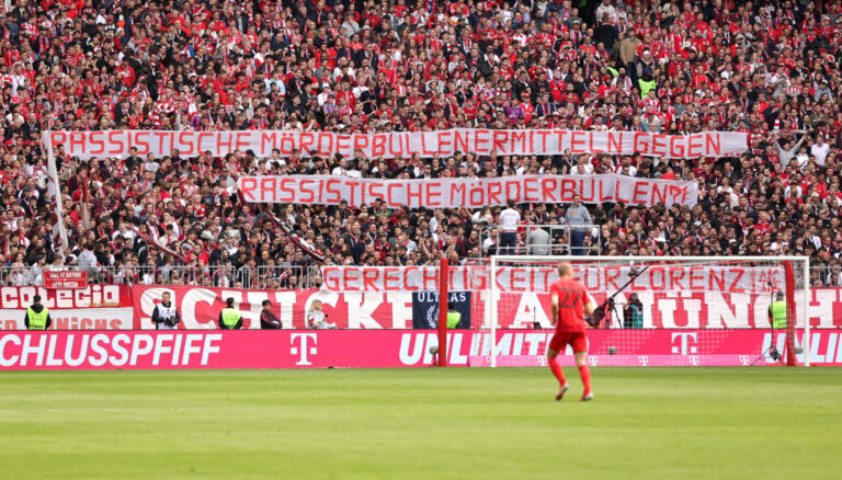 Das Bild zeigt ein Solidaritäts-Transparent der Fans vom FC Bayern München für Lorenz A.