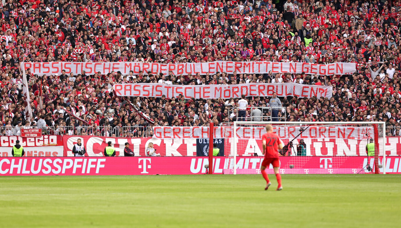 Das Bild zeigt ein Solidaritäts-Transparent der Fans vom FC Bayern München für Lorenz A.