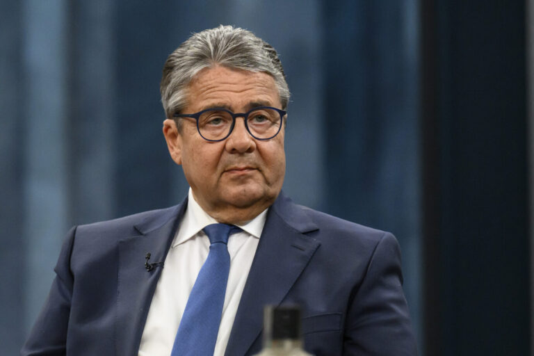 GER, Berlin, Studio, zu Gast bei - Caren Miosga, Polittalk, TV, Format, mit Moderatorin, NDR, Das Erste, aus Adlershof - am Studio 20, Thema - Trumps Ukraine-Deal: Neue Hoffnung auf Frieden, im Bild v.l.: Sigmar Gabriel (Bundesaußenminister a. D.),. Er ist gegen ein AfD-Verbotsverfahren. 04.05.2025
