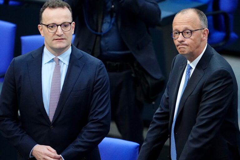 Haben sich ins Dilemma manövriert: Unions-Fraktionschef Jens Spahn (links) und Bundeskanzler Friedrich Merz.