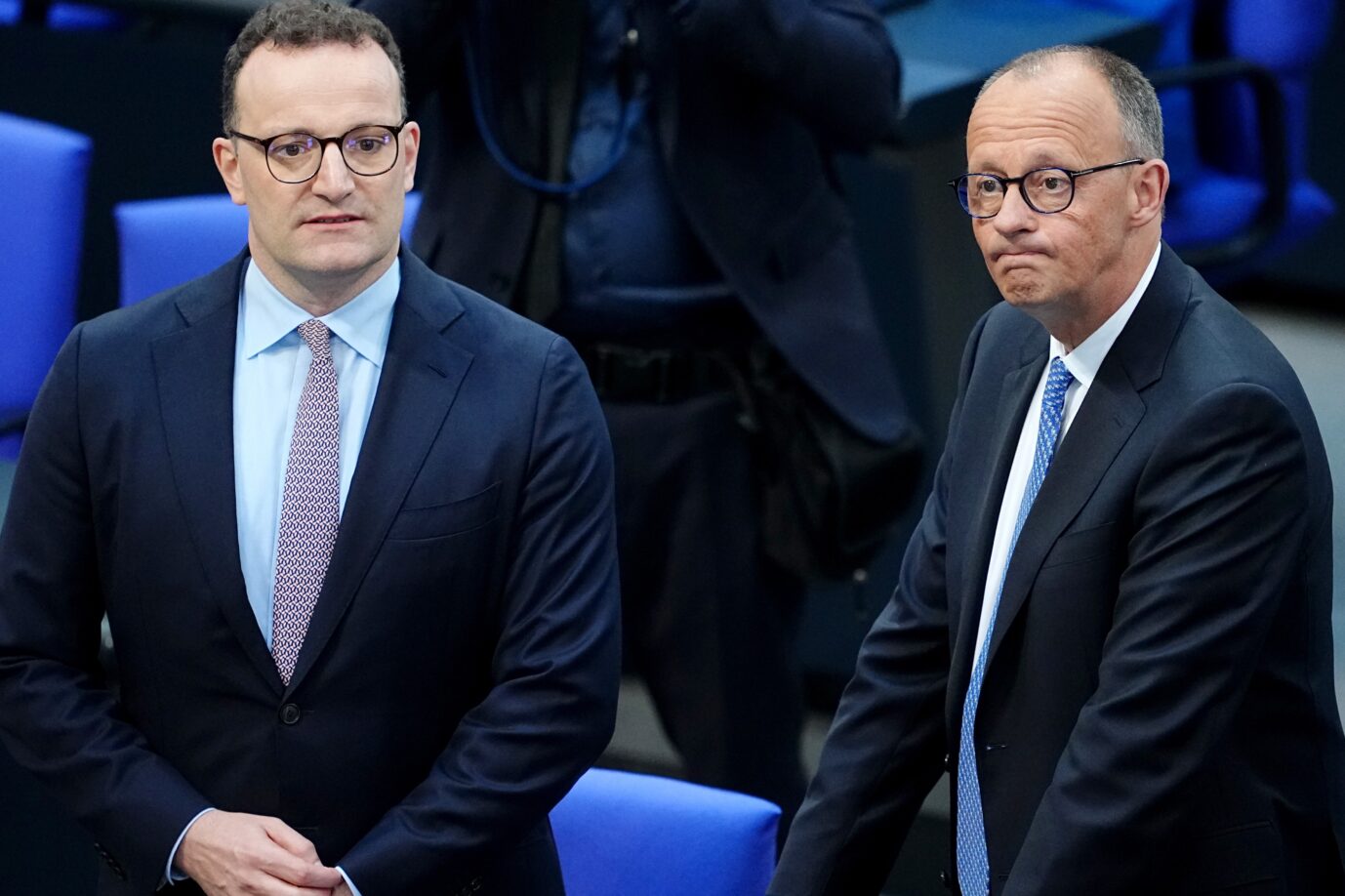 Haben sich ins Dilemma manövriert: Unions-Fraktionschef Jens Spahn (links) und Bundeskanzler Friedrich Merz.