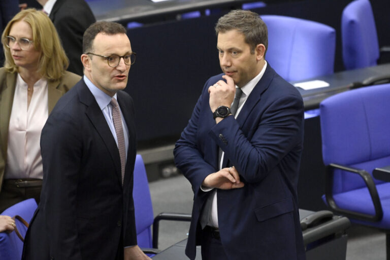 Jens Spahn und Lars Klingbeil in der 2. Sitzung des 21. Deutschen Bundestages im Reichstagsgebäude. Es gibt aktuell Ärger zwischen Union und SPD. Berlin, 06.05.2025