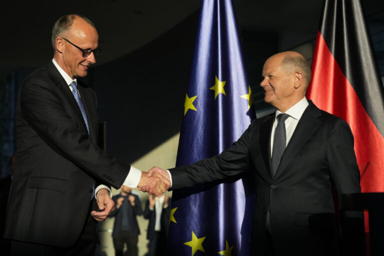 Großzügiges Büro: Kanzler Friedrich Merz (CDU) und Altkanzler Olaf Scholz (SPD).