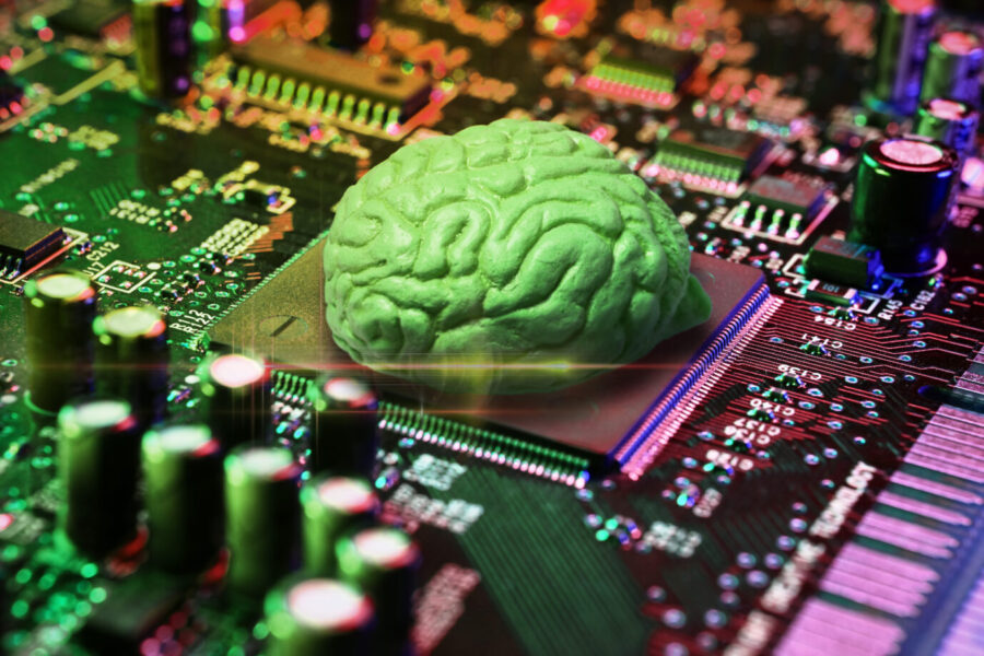 Menschliches Gehirn auf einem Computerchip (Symbolbild): Mit KI wird die Mensch-Maschine-Symbiose enger denn je. (Themenbild)