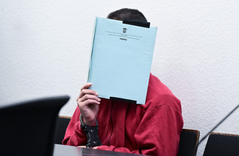 Der afghanischer Migrant bei seiner Verhandlung: Er hat einen 56 Jahre alten Jogger mit einem Messer erstochen