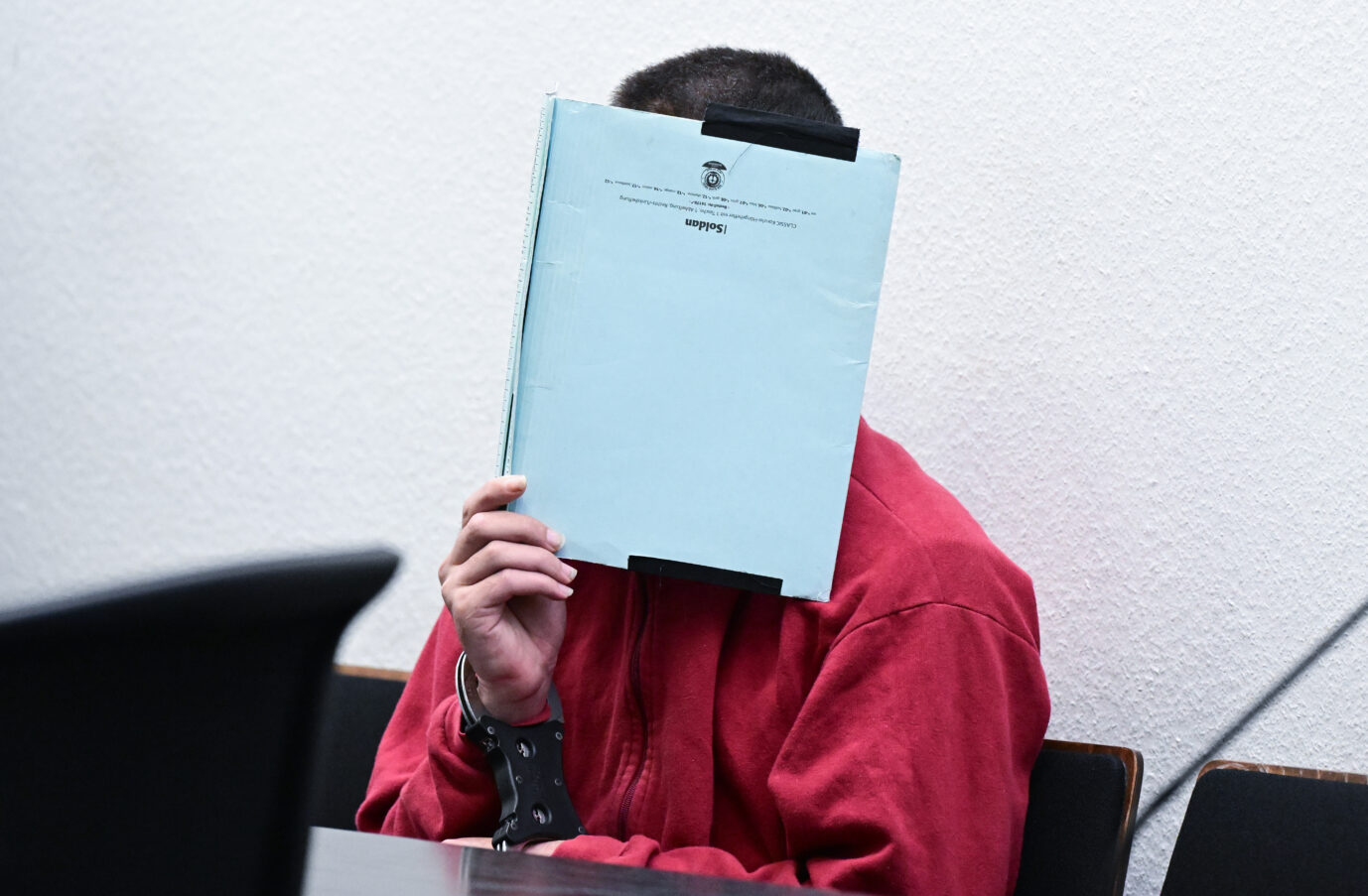 Der afghanischer Migrant bei seiner Verhandlung: Er hat einen 56 Jahre alten Jogger mit einem Messer erstochen