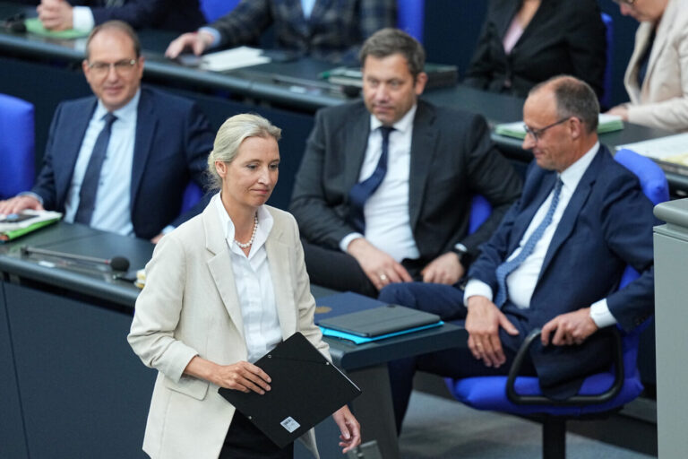 AfD-Chefin Alice Weidel vor Bundeskanzler Friedrich Merz im Deutschen Bundestag während der Generaldebatte zum Haushalt